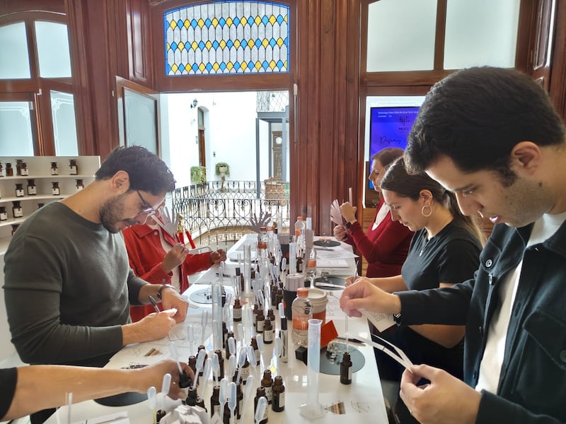 El MUPE es un espacio inmersivo donde el arte, la cultura y la historia del perfume se entrelazan en experiencias y talleres únicos. Conoce la opinión de Angela Ciampagna, experta perfumista internacional, sobre este fascinante museo