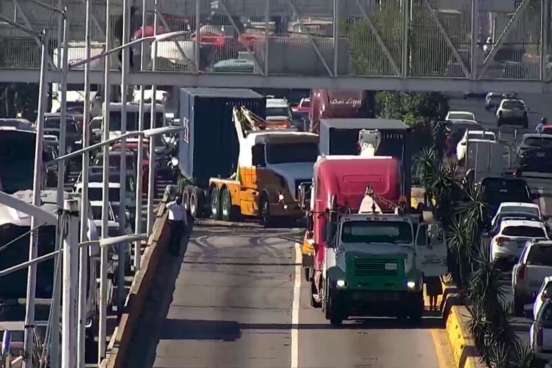 En las maniobras para retirar el tráiler accidentado participan varias dependencias.