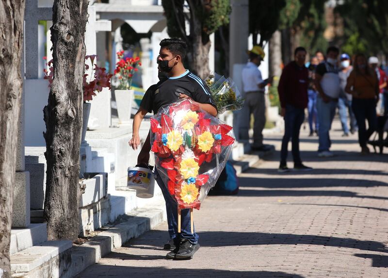 Se estima que al final del día fueron 300 mil personas quienes visitaron los cementerios.