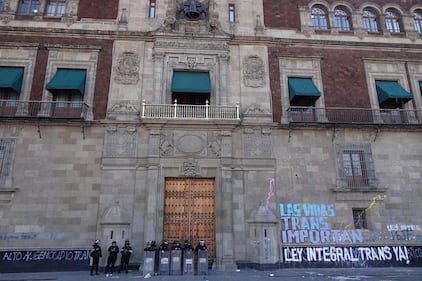 Policía irrumpe en manifestación trans frente a Palacio Nacional