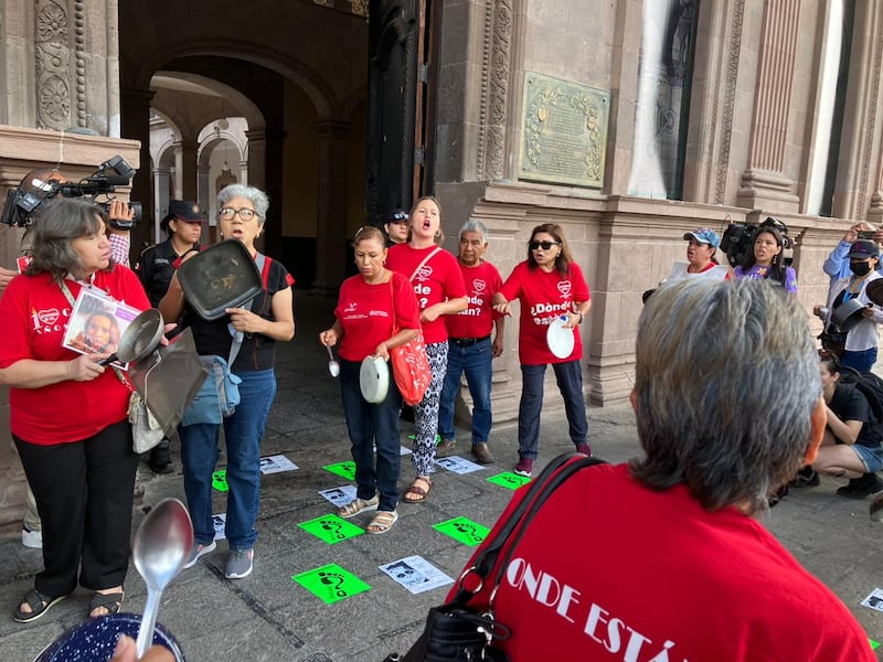 Las mujeres se manifestaron de forma pacífica, pero hicieron ruido con sus enseres de cocina.