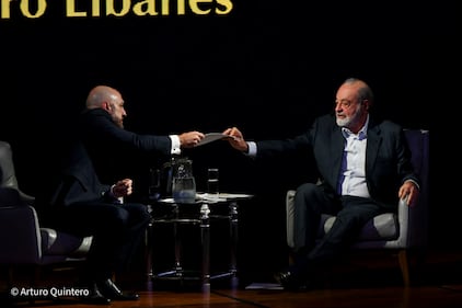 En un evento lleno de historia y reflexión, Carlos Slim, el hombre más rico de México, subió al estrado del auditorio del Centro Libanés para compartir una charla que cautivó a los presentes. Con nostalgia, Slim relató la travesía de su padre desde el Líbano y cómo, en palabras del magnate, "vino de luna de miel y nunca más se fue de México", echando raíces profundas en este país.