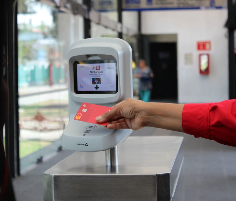 Pago con celular, relojes inteligentes y tarjeta de crédito en Línea 5 del Metro