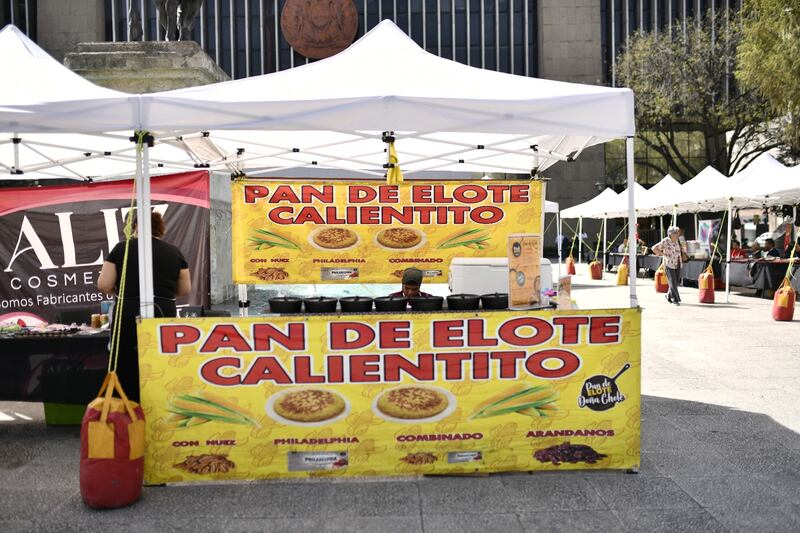 Productos como un pan de elote, tradicional de la región, puede ser adquirido en la feria