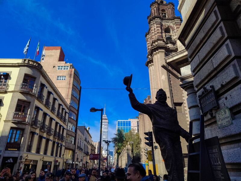 Develan escultura de Pancho Villa en calle Madero del Centro Histórico