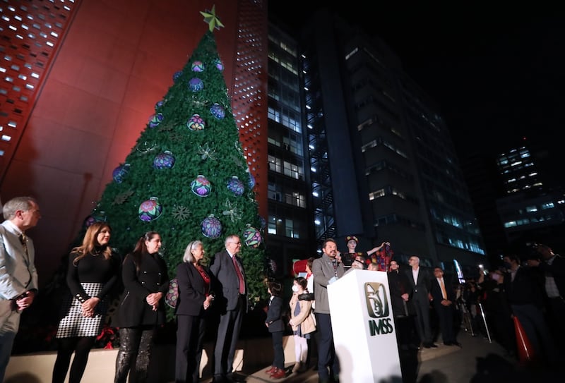 IMSS enciende árbol navideño