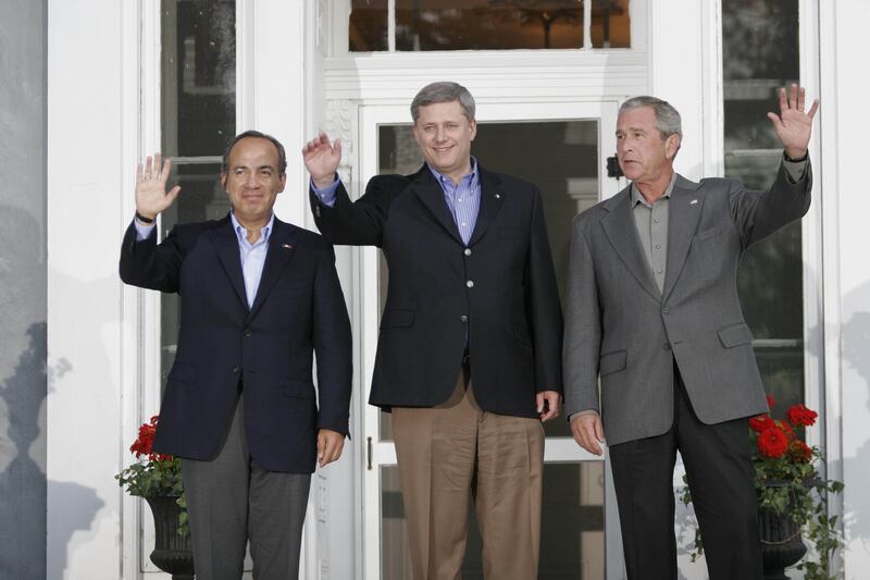 MONTEBELLO, CANADA 20AGOSTO2007.-El presidente de la Republica, Felipe Calderon Hinojosa con los presidentes Stephen Harper de Canada y con George w. Bush presidente de Estados Unidos de America  durante la fotografia oficial de la "Cumbre de Lideres de America del Norte".
FOTO ALFREDO GUERRERO/CUARTOSCURO.COM