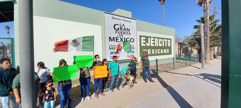 Desde temprano el grupo de manfiestantes se presentó en la Séptima Zona Militar.