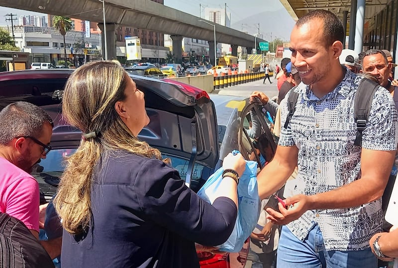 Martha Herrera entregó, personalmente, bolsas con víveres a los migrantes.