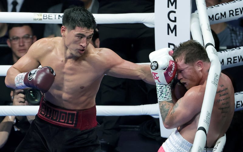 Dmitry Bivol venció al Canelo Álvarez en las 175 libras.