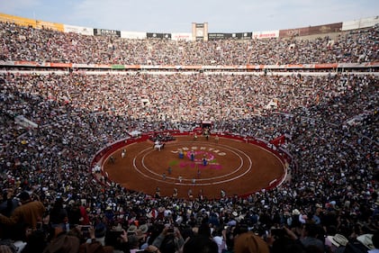 Con lleno total se reanudaron las actividades de la Fiesta Brava en la Monumental Plaza de Toros México.