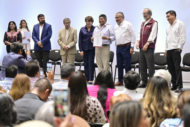 Delfina Gómez Álvarez entrega 600 documentos agrarios