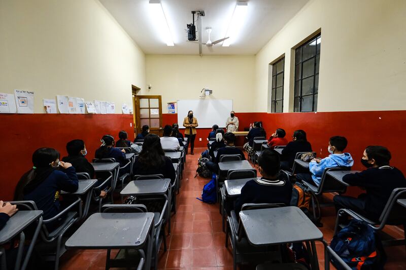 Al regresar a clases, se reportan 452 menores infectados, así como 350 docentes, pero se atribuyeron esos contagios al periodo de asueto.