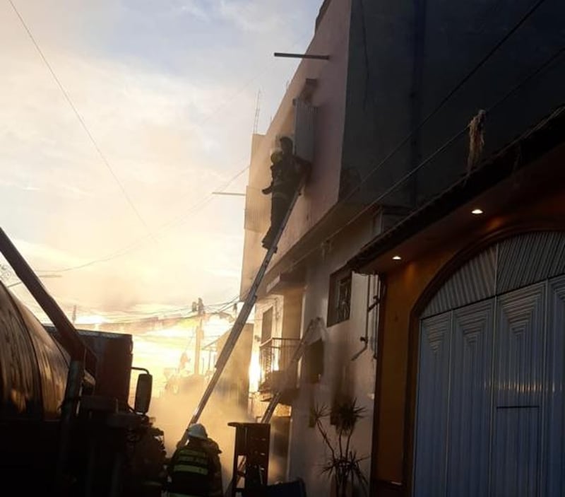 Debido a que el fuego se había propagado por la planta baja, los cuerpos de emergencia liberaron a las víctimas por una ventana en el tercer nivel.