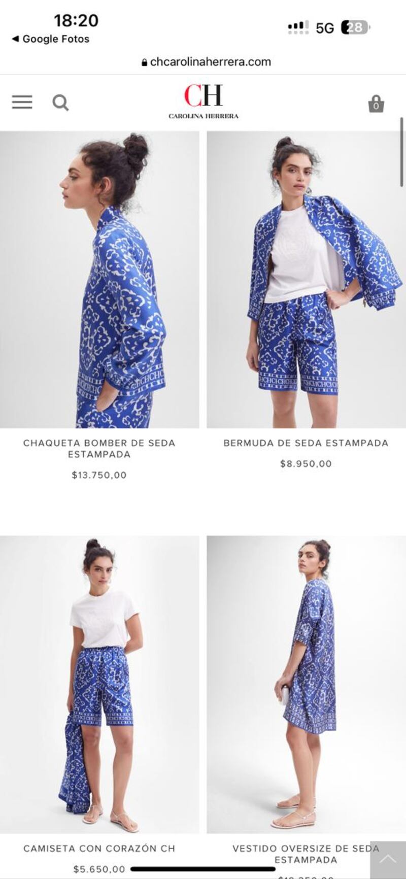 Blusa overzise de seda estampada en azul y blanco.