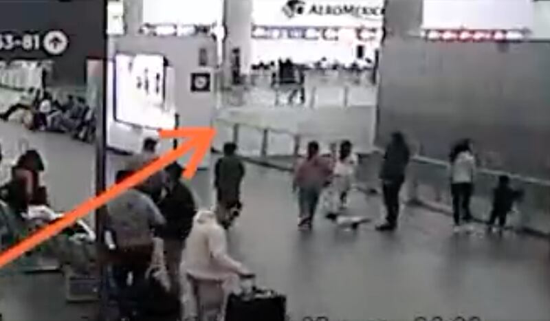 En un video se captó el momento exacto en que se rompió el vidrio en la Terminal 2. (Especial)