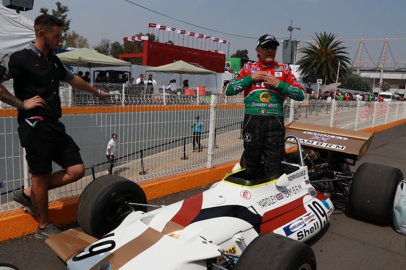 Día 2 GP de México: Adrián Fernández junto al BRM P153, el auto histórico con el que Pedro Rodríguez ganó el Gran Premio de Bélgica en 1970