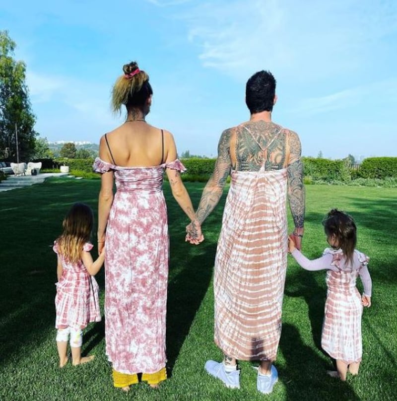 Adam Levine usa el mismo vestido de sus hijas y enternece a sus fans