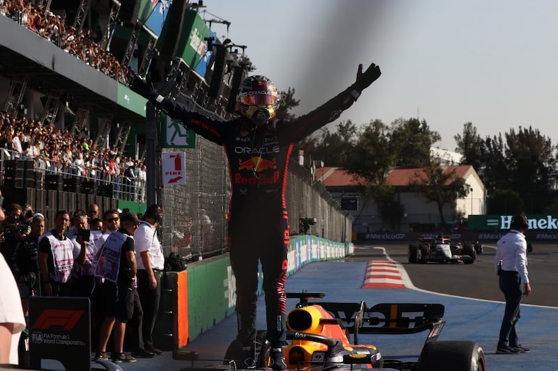 Max Verstappen celebrando su victoria 51 en Fórmula 1.