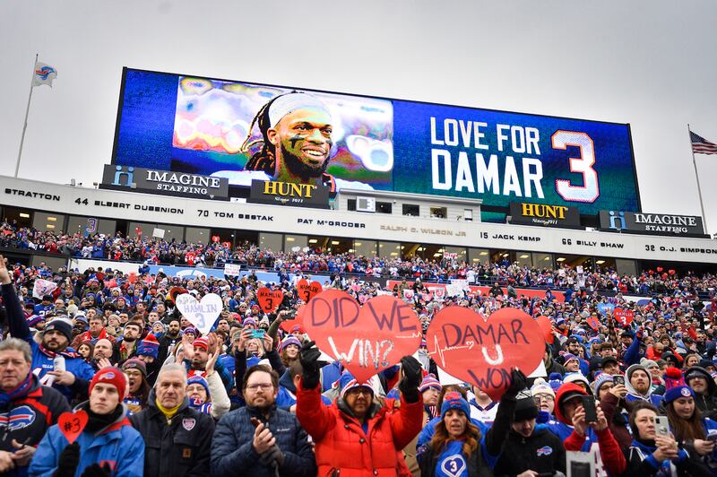 Homenaje a Damar Hamlin