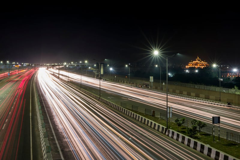 NUEVA DELHI, INDIA - 12 DE NOVIEMBRE: Una fotografía con velocidad de obturación lenta muestra las rayas de luz hechas por los vehículos que pasan por delante de un popular destino turístico, el templo Akshardham, el 12 de noviembre de 2022 en Nueva Delhi, India. La población mundial alcanzará los 8.000 millones de habitantes el 15 de noviembre, según la ONU. La India es la región más poblada del mundo, con unos 1.400 millones de personas en la actualidad, lo que significa que casi una quinta parte de la humanidad vive en el país. (Foto de Anindito Mukherjee/Getty Images)