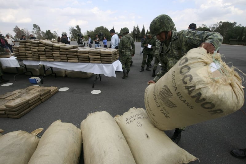 Ejército da más condecoraciones, pero tiene menos decomisos al narco