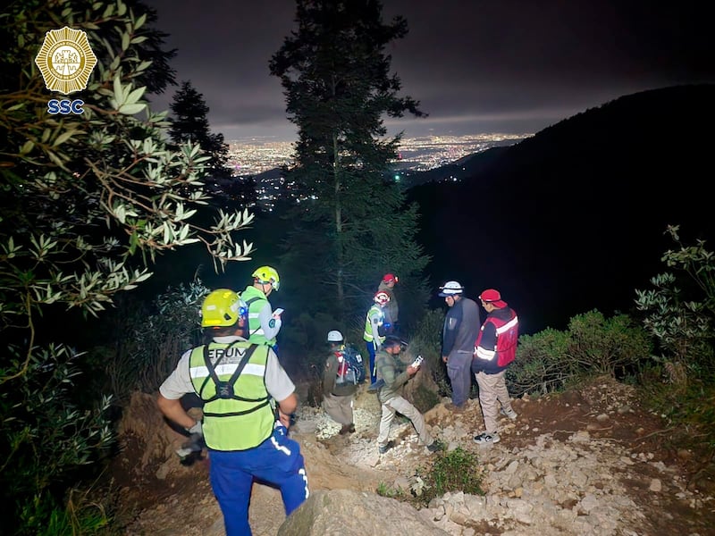 Senderistas caen a peñasco en El Pico del Aguila, la policía los rescata