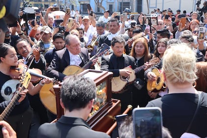 Paquita la del Barrio, una de las voces más emblemáticas en México, falleció el pasado 17 de febrero a los 77 años , dejando un gran vacío en la industria como parte de su legado musical, mismo que está siendo honrado este 21 de febrero a través de distintos puntos de la Ciudad de México, en donde asistieron no solo familiares, sino también colegas y fanáticos que despidieron a la emblemática cantante.