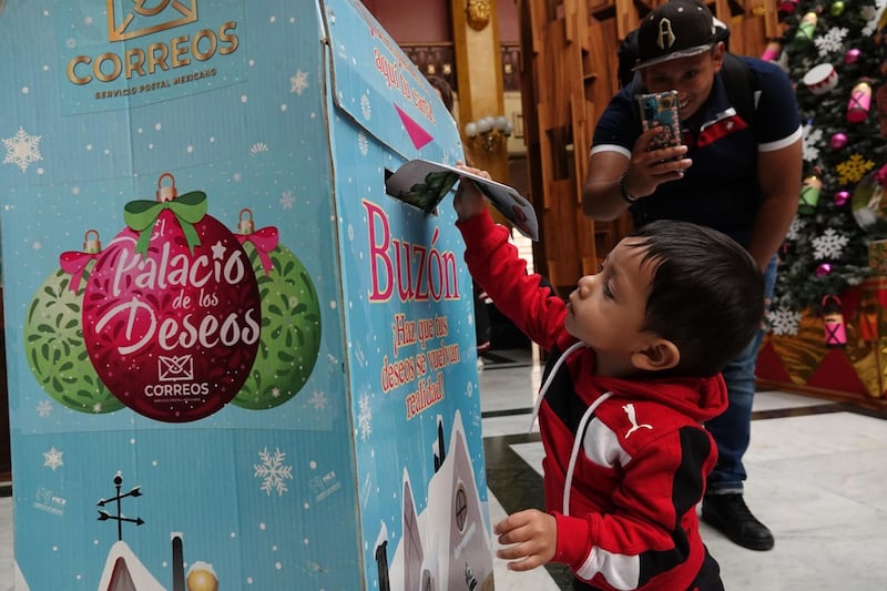 Niños acuden al Palacio Postal para enviar carta a Reyes Magos