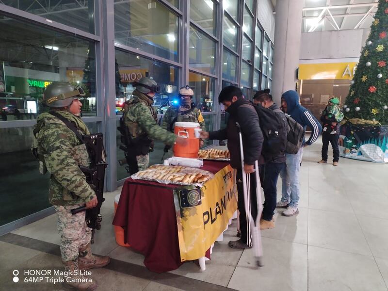 Las fuerzas castrenses repartieron chocolate y pan dulce.