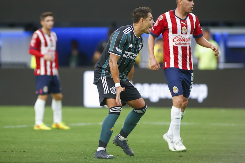 Javier Hernández se enfrentó a Chivas en su último compromiso