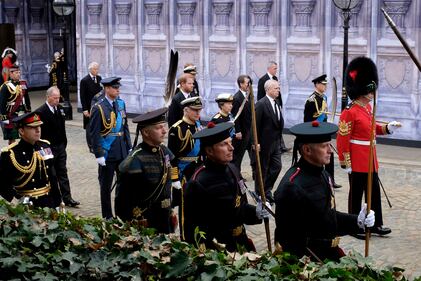 Más de 300 mil personas esperaron durante horas para presentar sus respetos ante el féretro de roble de Su Majestad.