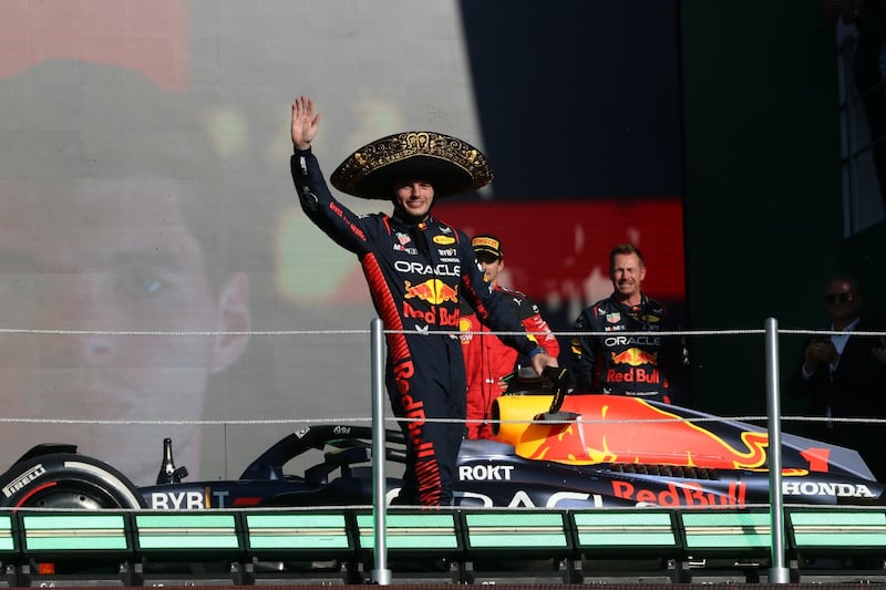 Max Verstappen celebrando su victoria 51 en Fórmula 1.