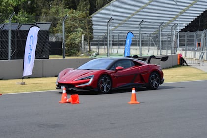 Pasión por la tecnología y la velocidad se vivió en el Autódromo Hermanos Rodríguez, donde se presentó el automóvil capaz de saltar y girar sobre su eje.