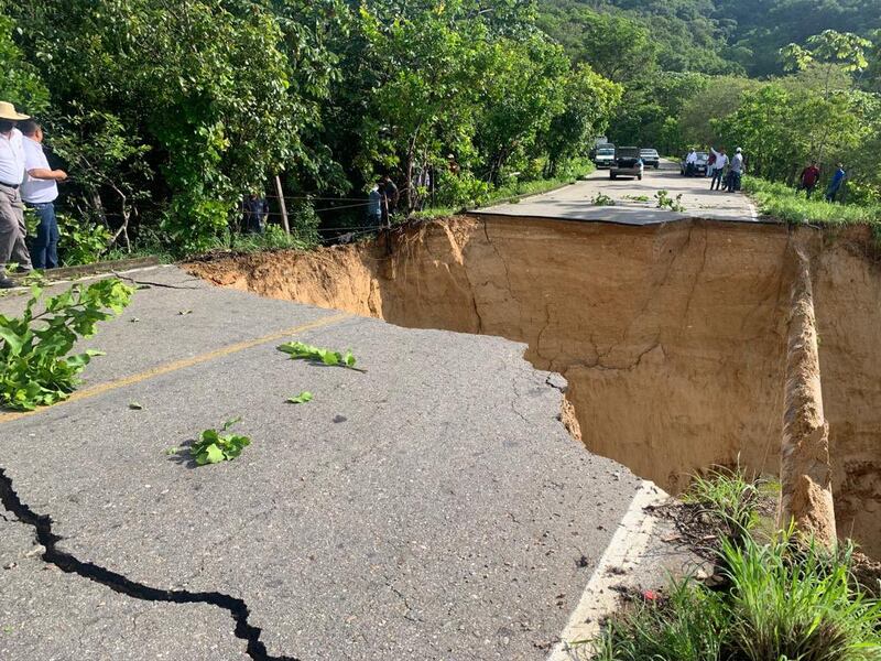 Guerrero: fuertes lluvias desgajan carretera entre Metlatonoc y Tlacoachistlahuaca