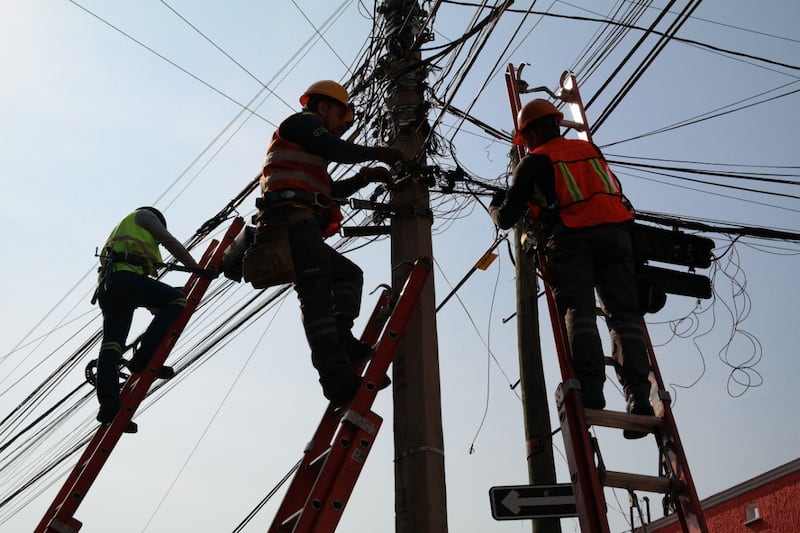 Muchas empresas cableras, para abaratar costos y por temas logísticos, abandonaron toneladas de cables de los postes, convirtiéndose en un problema por los accidentes y contaminación visual.