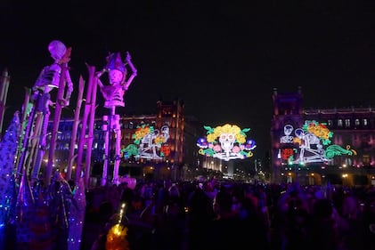 Ofrenda monumental de Día de Muertos embellece el zócalo de la CDMX