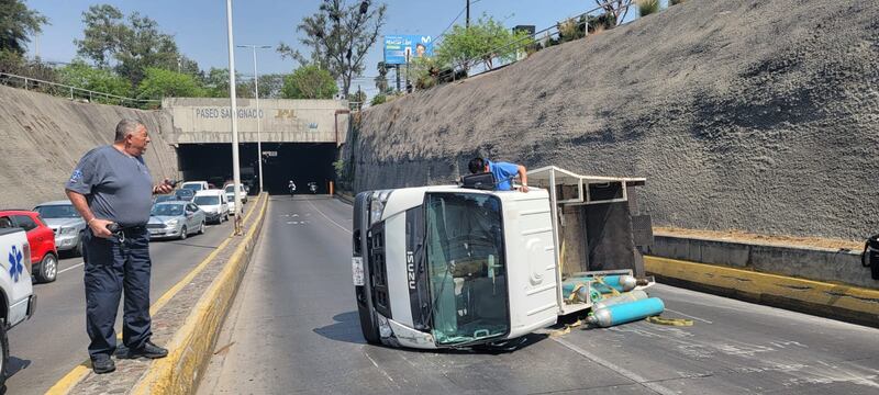 Autoridades revisaron que los tanques no tuvieran perforaciones; se descartó el riesgo de explosión.