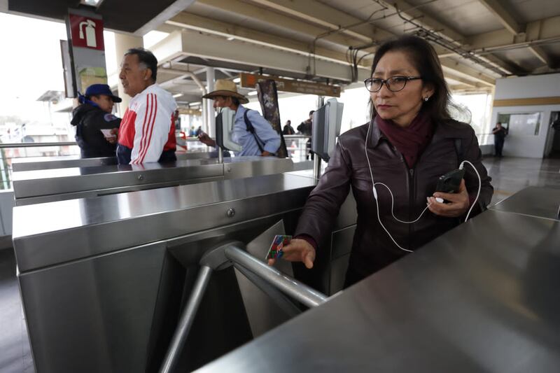 Usuarios del Metro viajan en la Línea 12 tras su reapertura total.