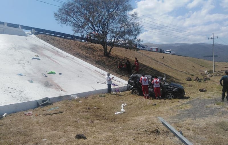 Percance sobre la carretera Guadalajara a Colima a la altura del crucero de Techaluta.