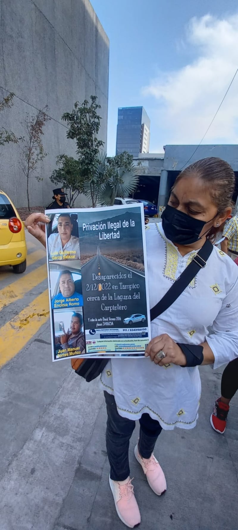 Madres de familia, hermanas y tías protestaron por la falta de apoyo para su causa.