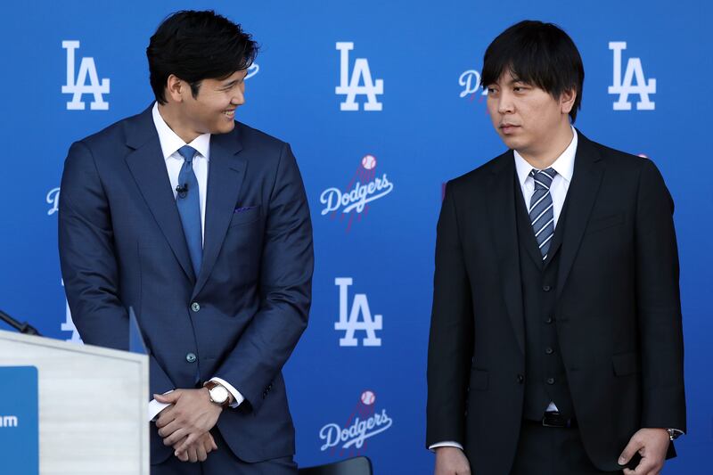 Shohei Ohtan e Ippei Mizuhara; conferencia de prensa en su llegada a Los Ángeles Dodgers.