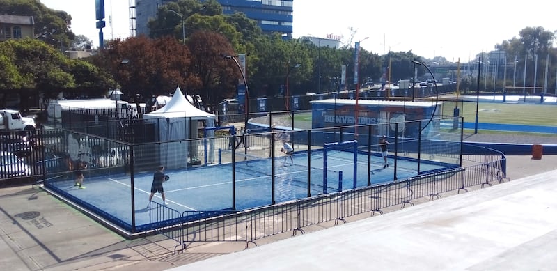 La cancha de pádel se encuentra ubicada en las instalaciones del Gimnasio Juan de la Barrera