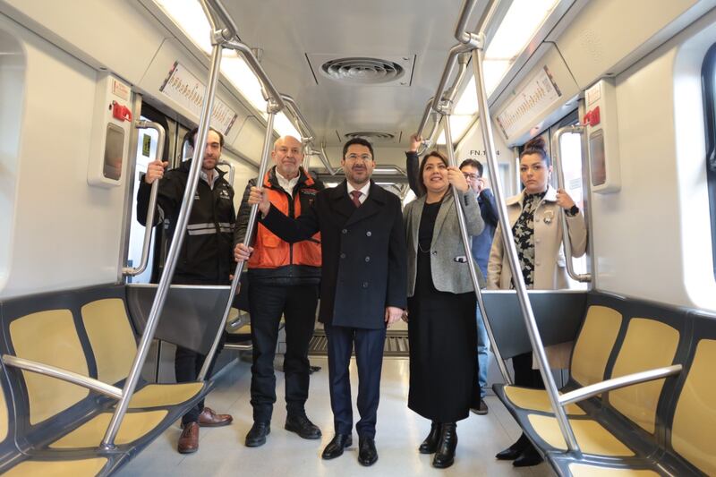 Martí Batres, Andrés Lajous, Guillermo Calderón y Berenice Hernández viajan en tren de la Línea 12.