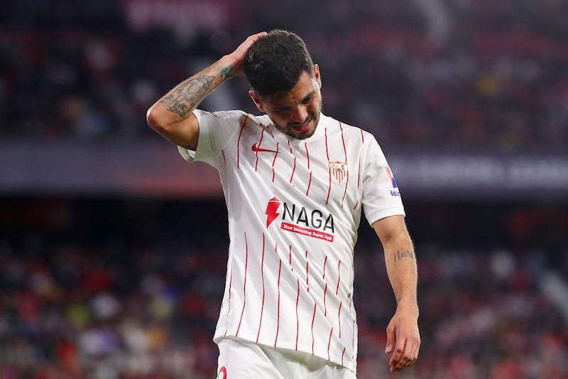 Tecatito Corona vistiendo la playera del Sevilla