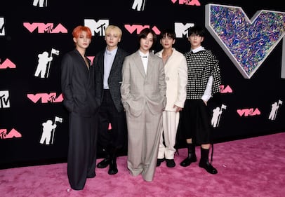 Grandes personalidades desfilan por la Alfombra Rosa de los MTV VMAs.