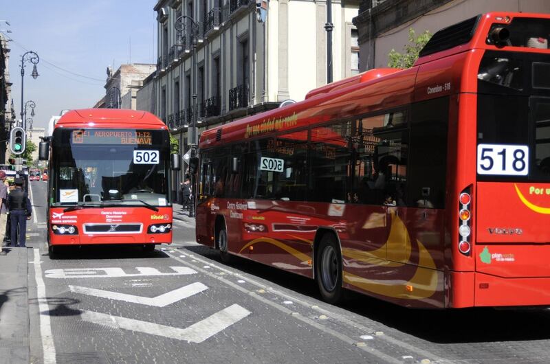 Metrobús tiene avance lento por presencia de manifestantes, tres líneas afectadas