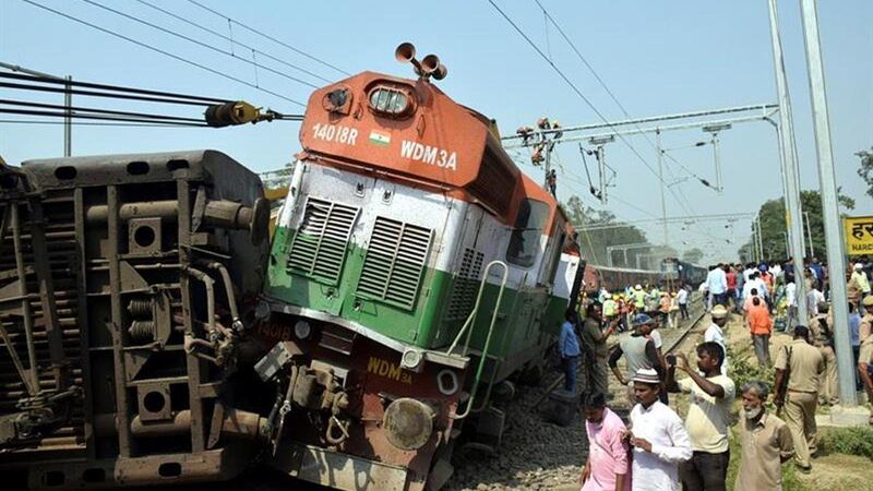 tren-descarrilado-en-Nueva-Delhi-India