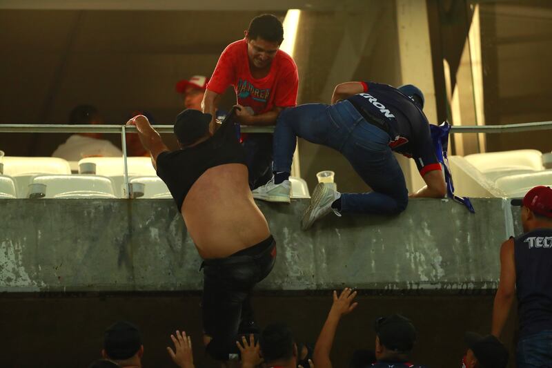 La afición provocó otro capítulo de violencia en los estadios de la Liga MX