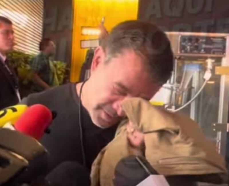 Eduardo Capetillo llorando por la boda de su hija